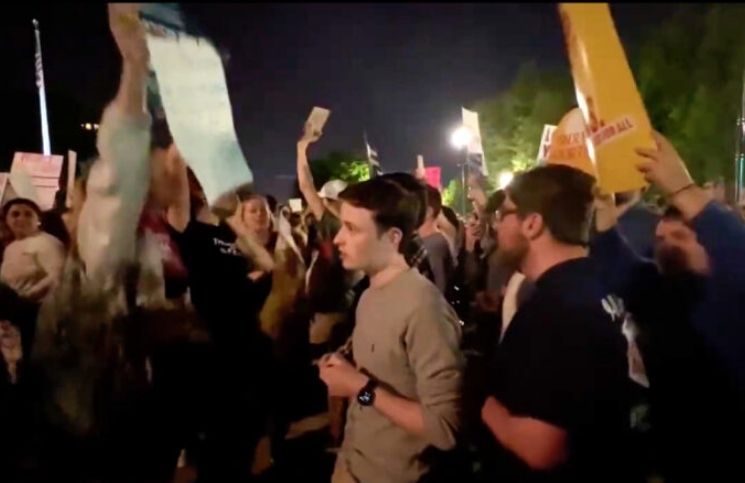 [Video] Militantes abortistas rodean y se burlan de católicos que rezaban el rosario por la vida