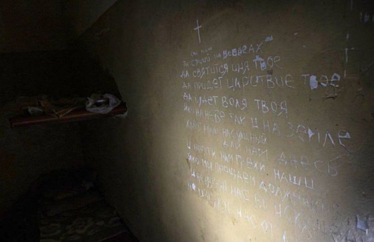 Encuentran escrito el Padrenuestro en una "cámara de tortura" en Ucrania
