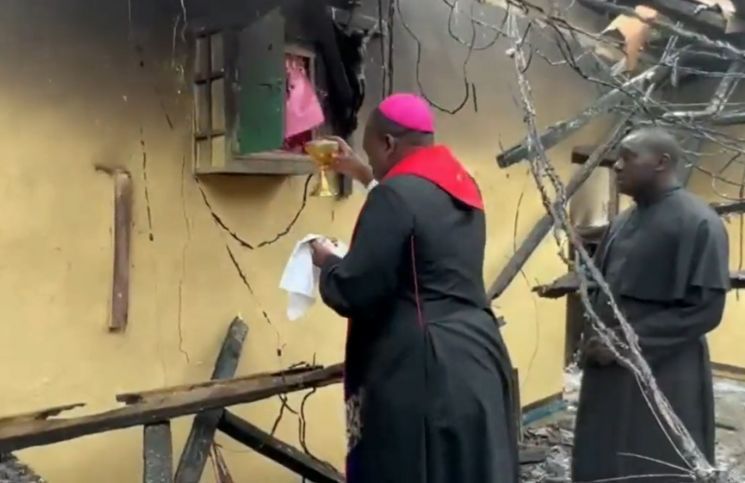 Hombres armados incendiaron iglesia pero el Santísimo Sacramento quedó intacto