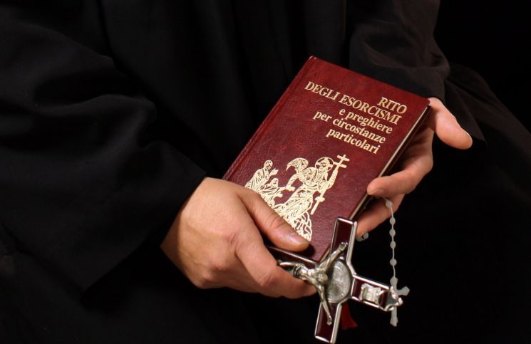 "Lo tenemos. Él es nuestro”: Exorcista revela la batalla de Satanás por las almas de los sacerdotes