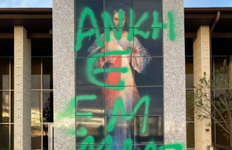 Profanan imagen de la Divina Misericordia con graffitis paganos