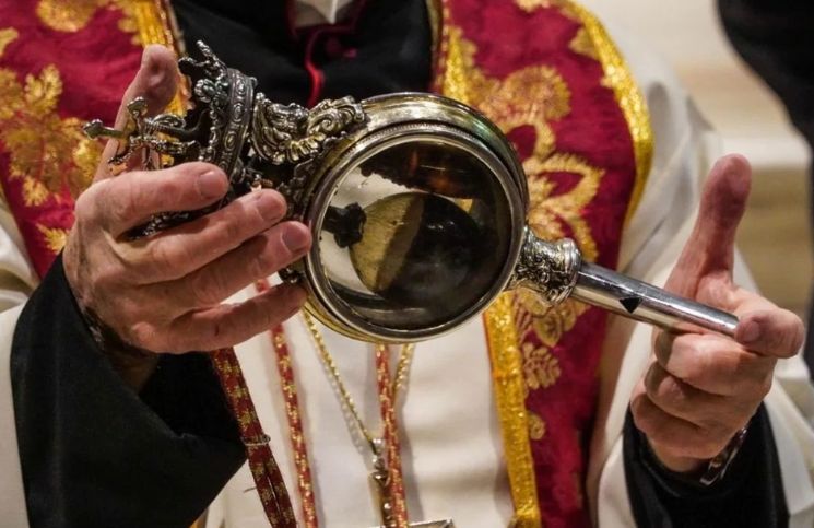 La sangre San Genaro se licúa días antes de la Navidad