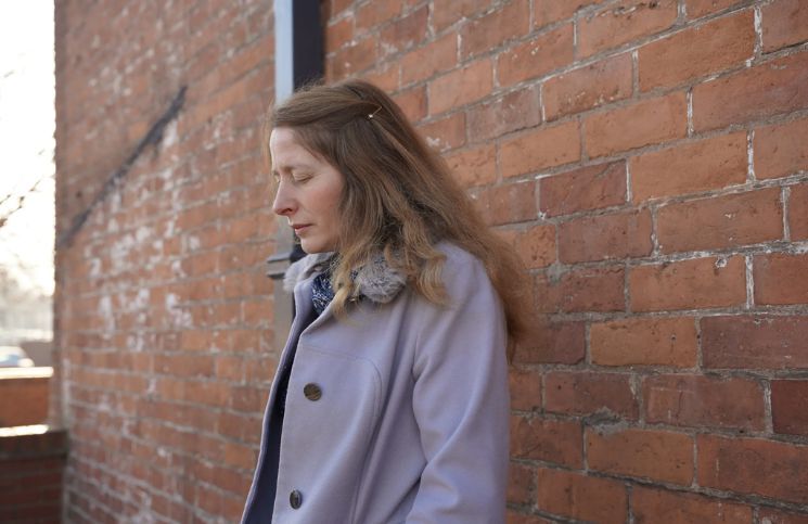 Arrestan a mujer por rezar en silencio frente a una clínica de abortos