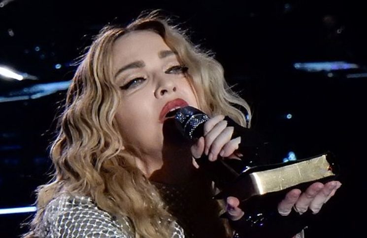 Madonna ofende nuevamente la fe católica con una parodia de Jesús y la Virgen