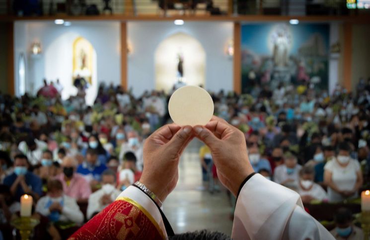 ¿Nuevo milagro eucarístico? Abren investigación sobre hostias que se multiplicaron en Misa