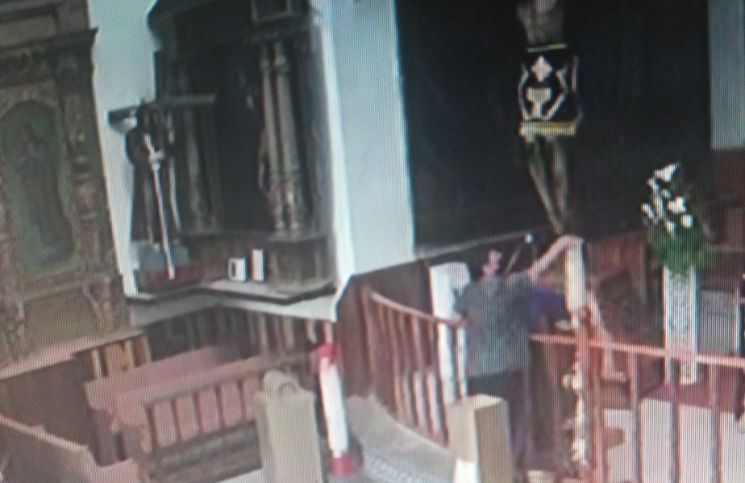 [Video] Mujeres ingresan a iglesia y roban el cirio pascual