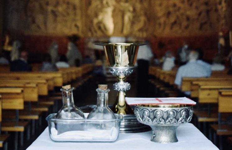 ¿Por qué no se hace adoración eucarística del vino consagrado? Sacerdote responde