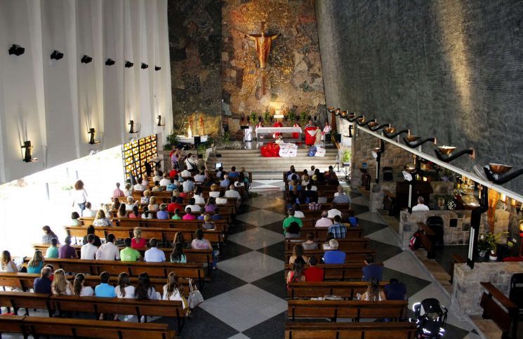 ¿Eres de los que se sienta detrás en la Misa? Este sacerdote tiene algo que decirte