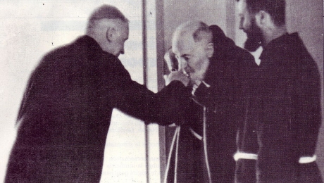 1280px-padre_pio_incontra_monsignor_lefevbre_pasqua_1968_a_san_giovanni_rotondo