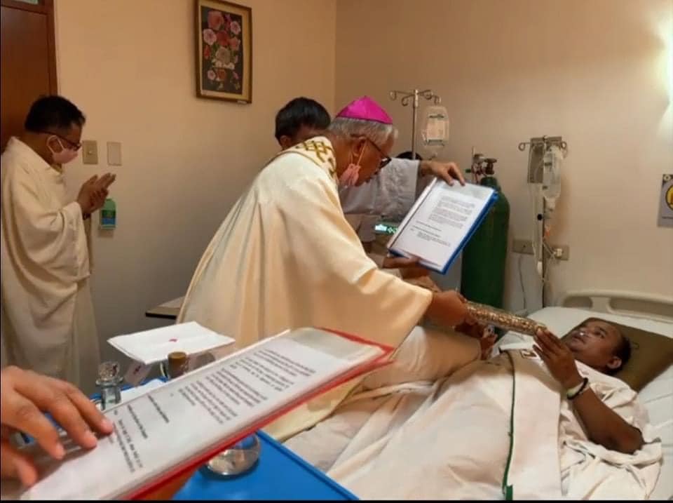 Seminarista recibiendo la ordenanción.