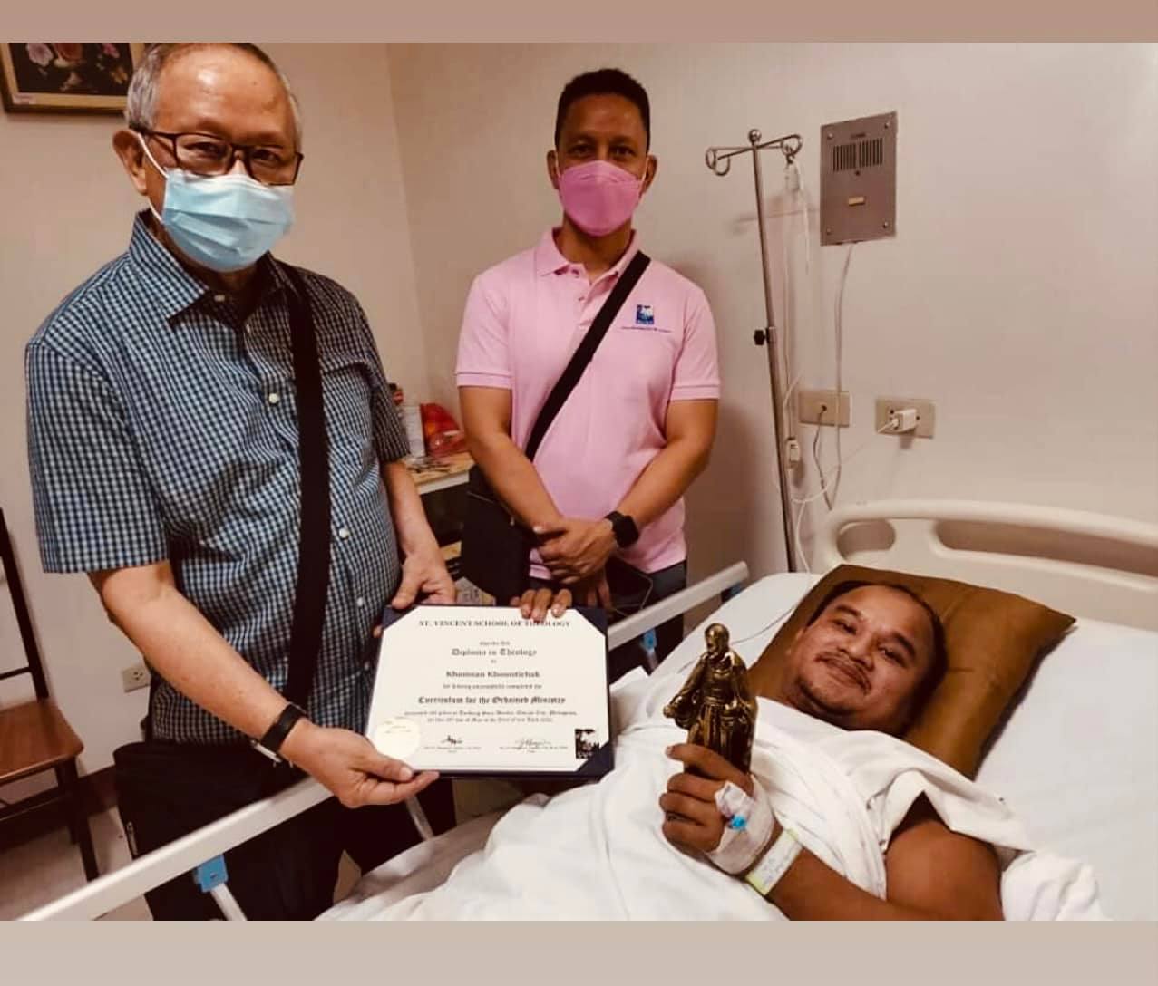 Padre Mim ya ordenado sacerdote.