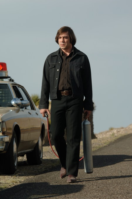 chigurh and his weapon