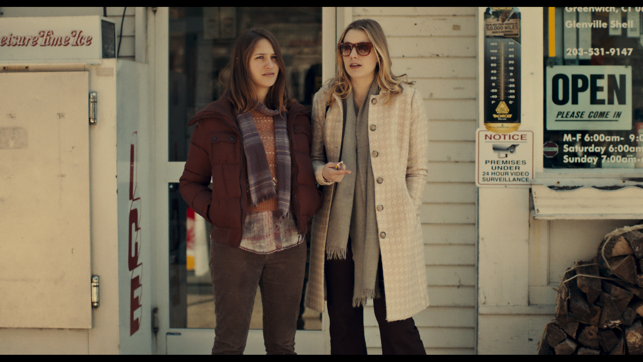 Lola Kirke as "Tracy" and Greta Gerwig as "Brooke" in MISTRESS AMERICA. Photo courtesy of Fox Searchlight Pictures. © 2015 Twentieth Century Fox Film Corporation All Rights Reserved