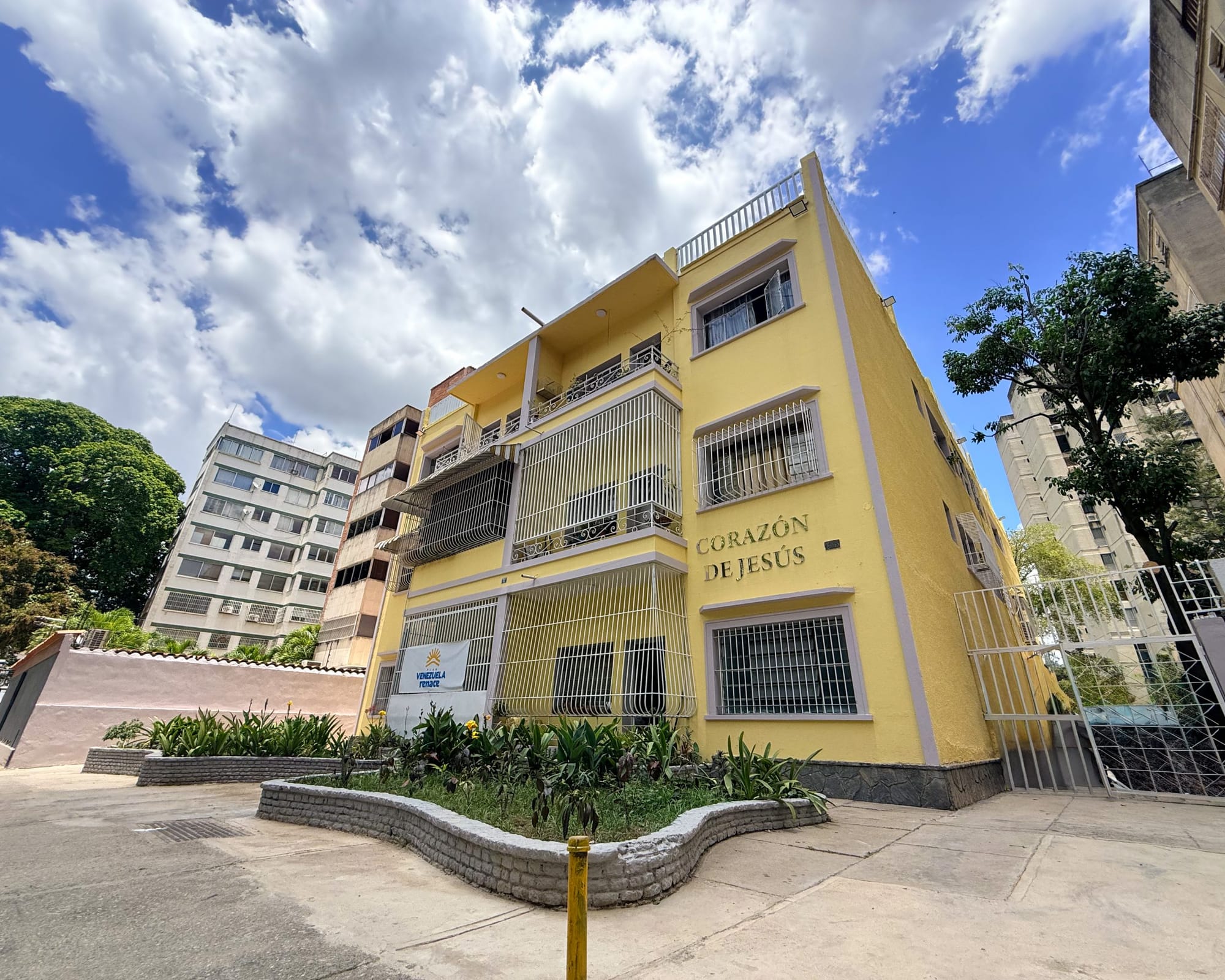 Fachada rehabilitada del edificio Corazón de Jesús en San Bernardino, Caracas