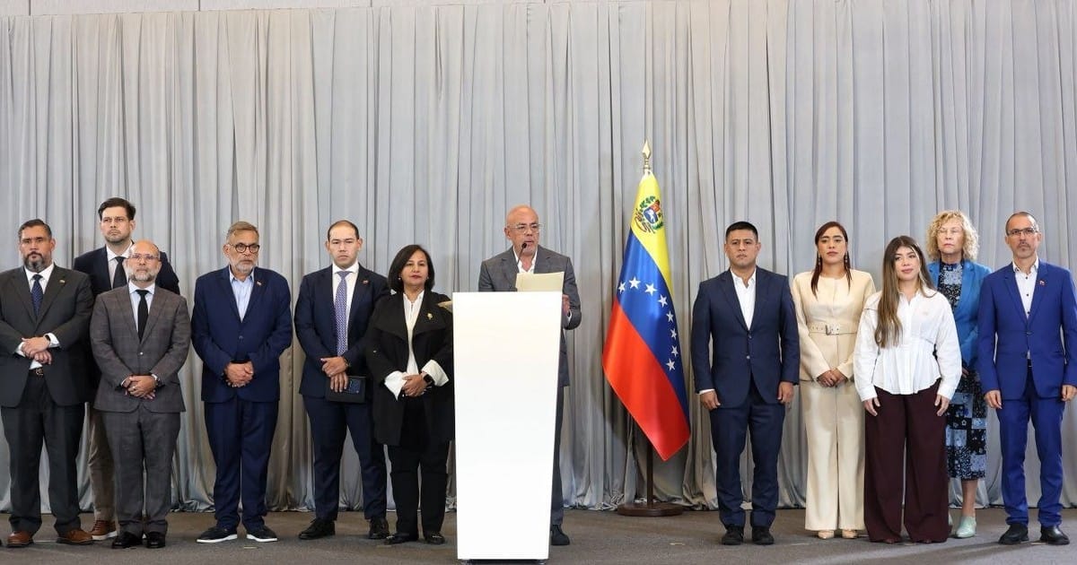 Jorge Rodríguez lee el comunicado conjunto ante las delegaciones del diálogo