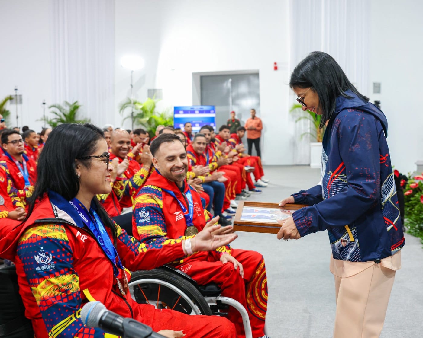 Delcy Rodríguez entrega un reconocimiento a paratletas venezolanos