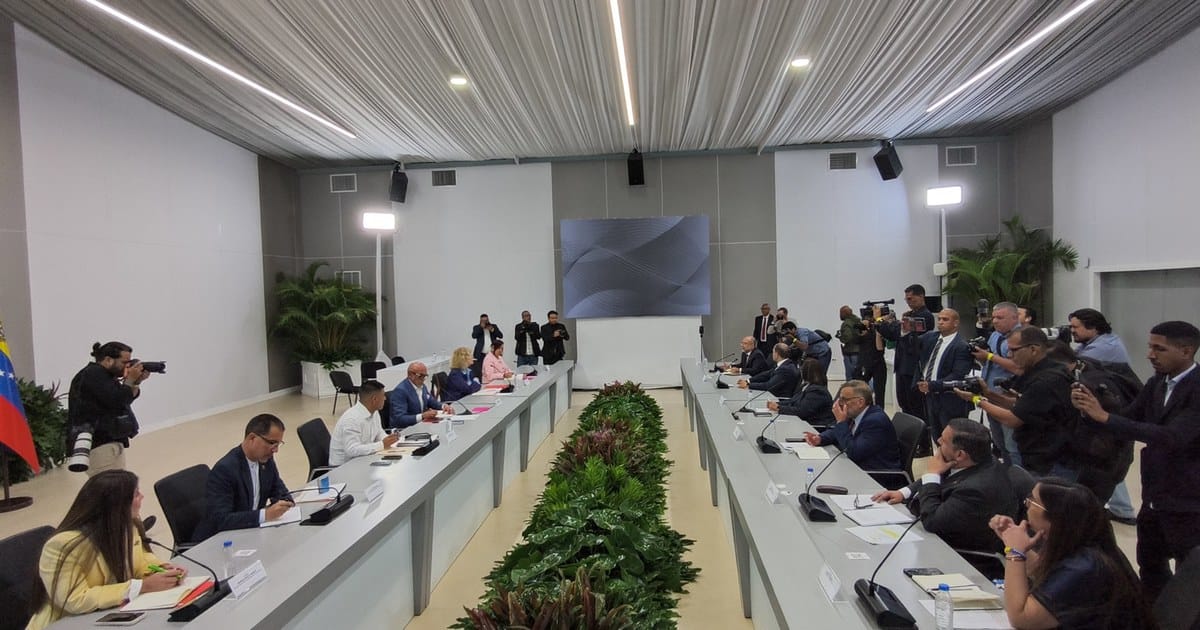 Plenaria del diálogo político en el Centro de Convenciones de La Carlota, Caracas