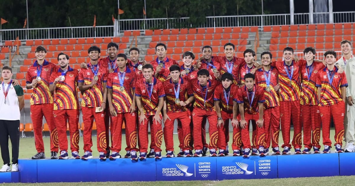 Plantel de fútbol masculino de Venezuela en el podio de Santo Domingo 2026