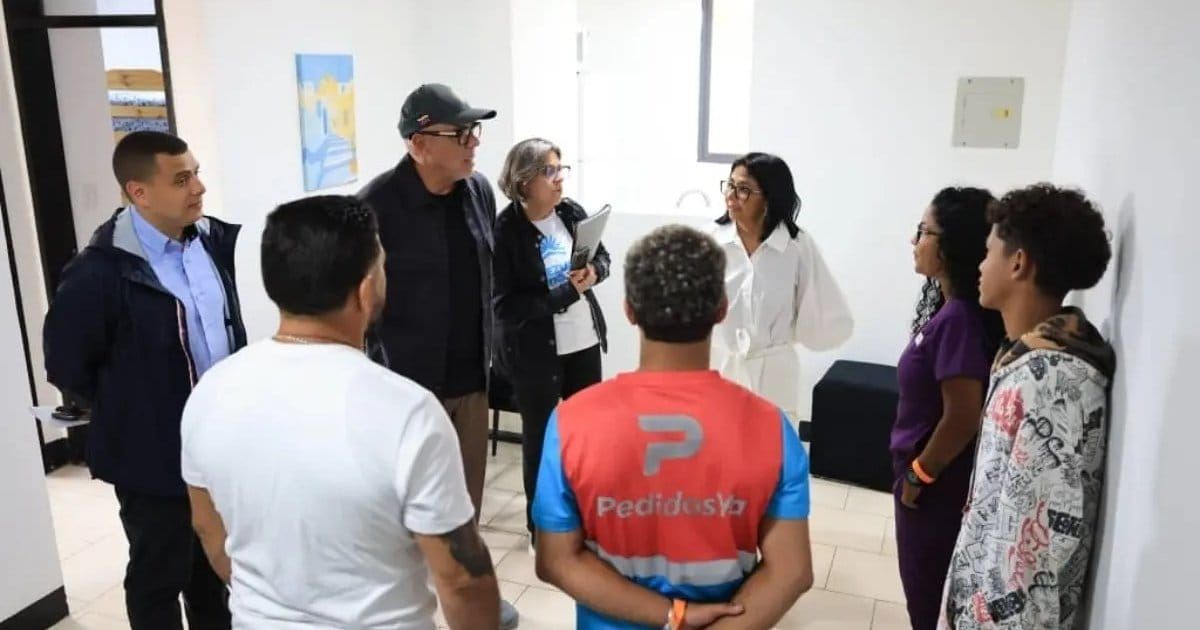 Delcy Rodriguez con familias en entrega de viviendas del plan Venezuela Renace