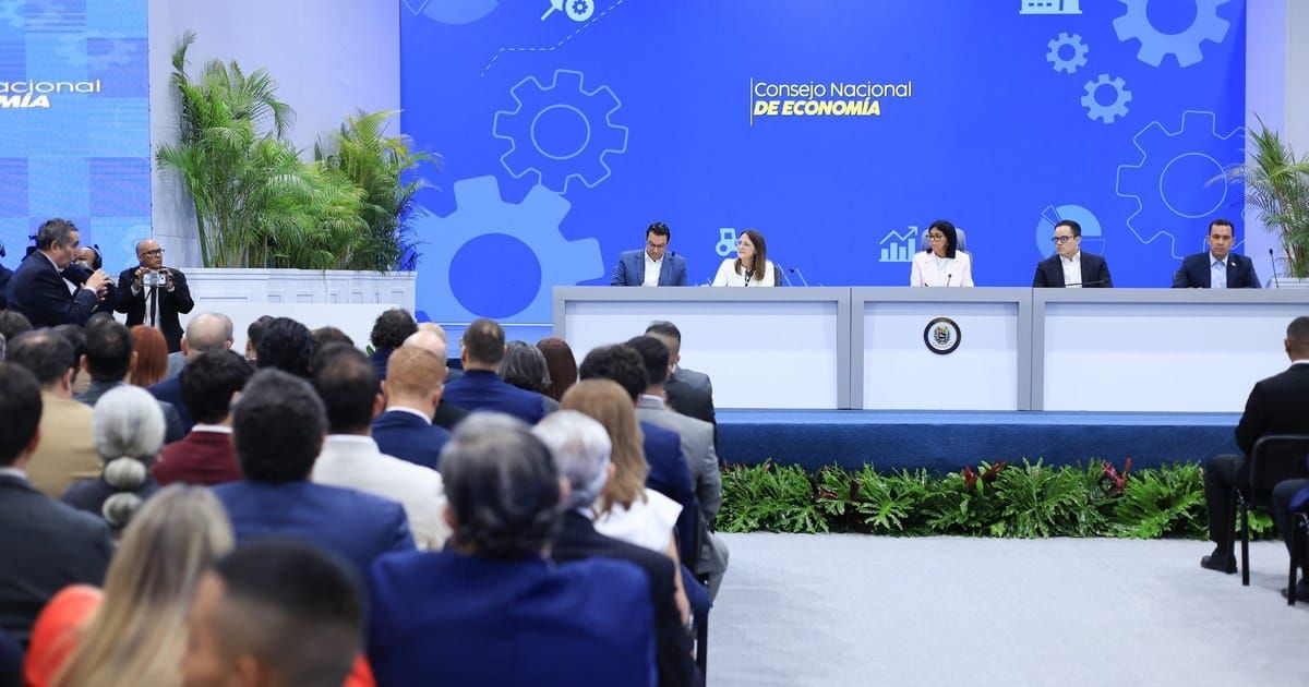 Delcy Rodriguez en la plenaria del Consejo Nacional de Economia con representantes de los 14 motores productivos