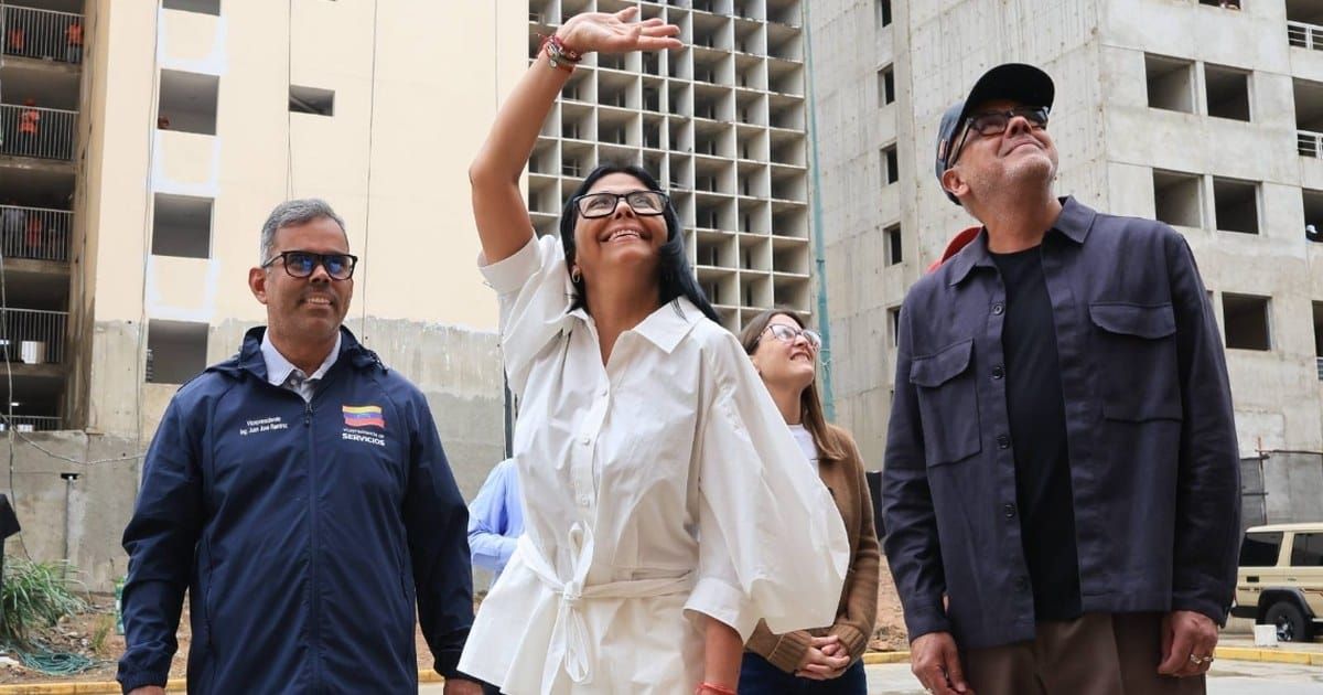 Delcy Rodriguez recorre los terrenos certificados en La Guaira para la reconstruccion