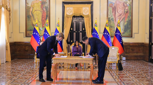 Josu Jon Imaz (Repsol) y Héctor Obregón (PDVSA) firman el memorando en Miraflores ante la presidenta encargada Delcy Rodríguez