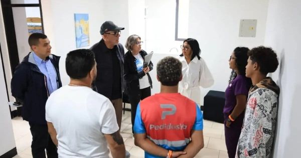 Delcy Rodriguez con familias en entrega de viviendas del plan Venezuela Renace