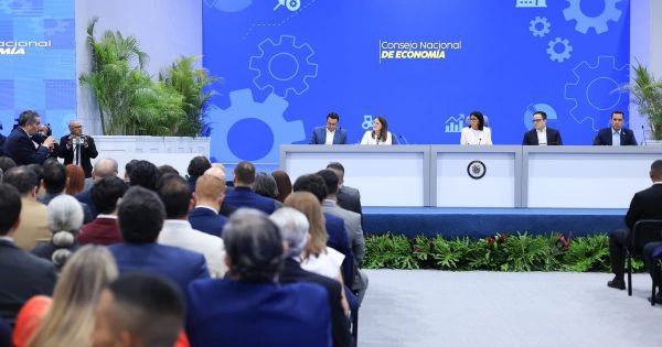 Delcy Rodriguez en la plenaria del Consejo Nacional de Economia con representantes de los 14 motores productivos