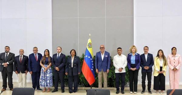 Delegaciones del gobierno encargado y de la Asamblea Nacional de 2015 junto a la bandera de Venezuela