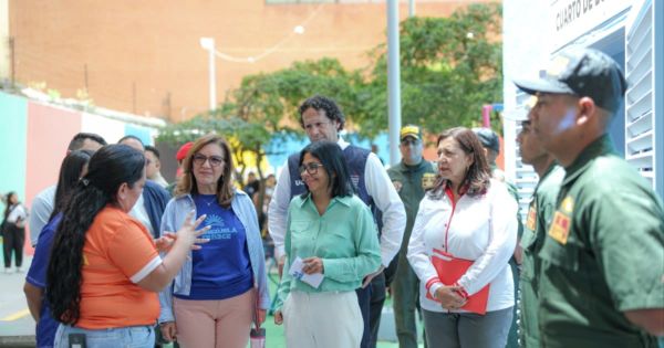 Delcy Rodríguez con vecina beneficiaria en Santa Rosalía
