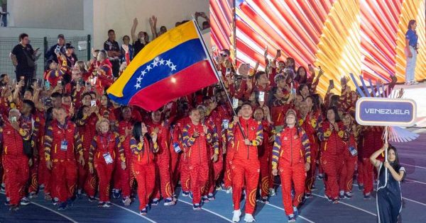 Delegación de Venezuela desfilando con la bandera nacional en los Juegos Centroamericanos y del Caribe 2026