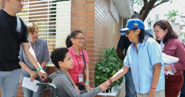 Delcy Rodríguez saluda a vecinos en la entrega de viviendas rehabilitadas en San Bernardino, Caracas