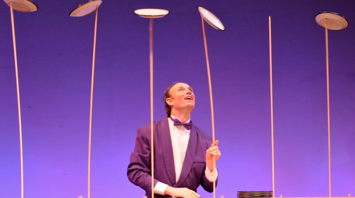 https://commons.wikimedia.org/wiki/File:Henrik_Bothe_plate_spinning.jpg