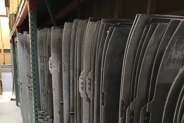 Le ski, un énorme sandwich de fibres, de bois et de plastique