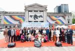 第八届中国文化艺术节在温哥华隆重启幕  多元文明汇萃美术馆广场 中国最炫名族风绽放西岸风华