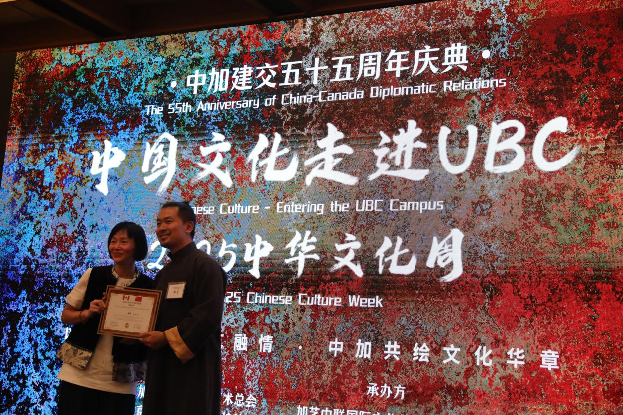 路宽LU KUAN 纺织艺术家的中国丝绸传统技艺与时尚文化相融合可穿戴艺术的创新