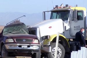 一辆SUV挤进27人，致命车祸致15人死亡