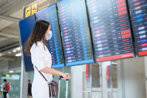 搭乘飞机火车的旅客必须接种疫苗，联邦雇员不接种就无限期休假