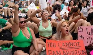 美国爆发抗议：女性拒绝和男性XX，加拿大则担心……