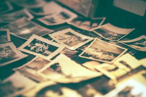 她自带东北人的幽默，留下个手提袋就这么走了