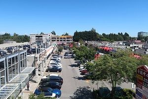 要闻｜列治文夜半惊魂：数百人怒怼无果，Aster Place三年续约引爆毒品毒瘤！