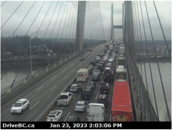 最惨大堵车! 大温“跳桥哥”堵死半城 只因情伤?