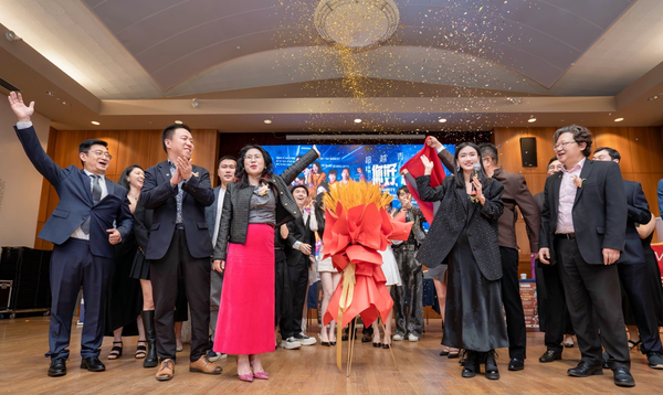 双剧同启，跨越时代的戏剧对话。 温哥华话剧团即将上演《原野》《你好，疯子》