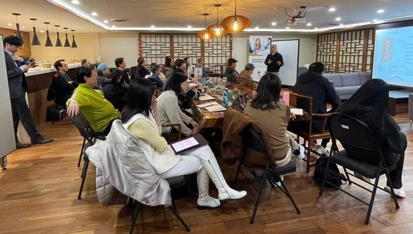 天下不可操控，只可顺应；凡是用力过度，必然走向反面！