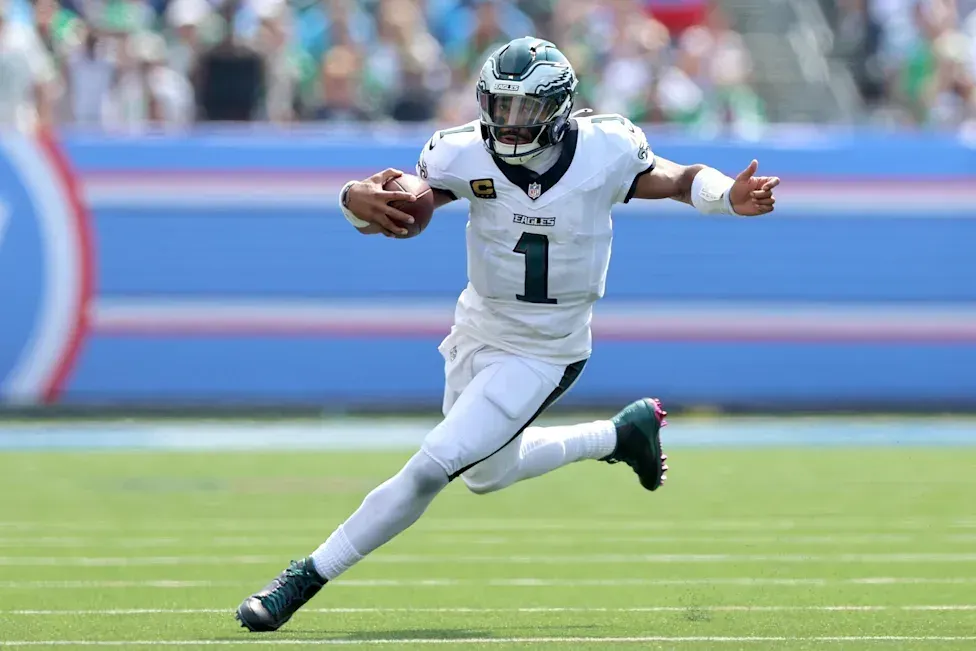 Hurts termină ce a început Simmons, Eagles trec de Titans