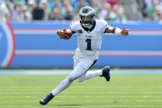 Hurts termină ce a început Simmons, Eagles trec de Titans