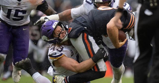 Vikings bat Bears, 9-3, și scriu istorie la quarterback