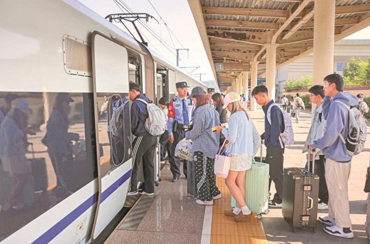 국경절 연휴 귀경객 몰린 동인남역…안전하고 원활한 이동 지원