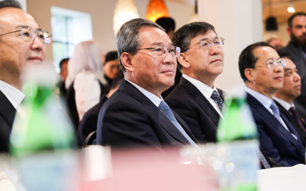 李强在奥克兰会见商业领袖，大量人群聚集酒店外