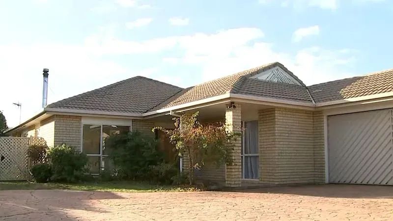 住了两年才查出自家是“毒屋”，新西兰3娃夫妇崩溃